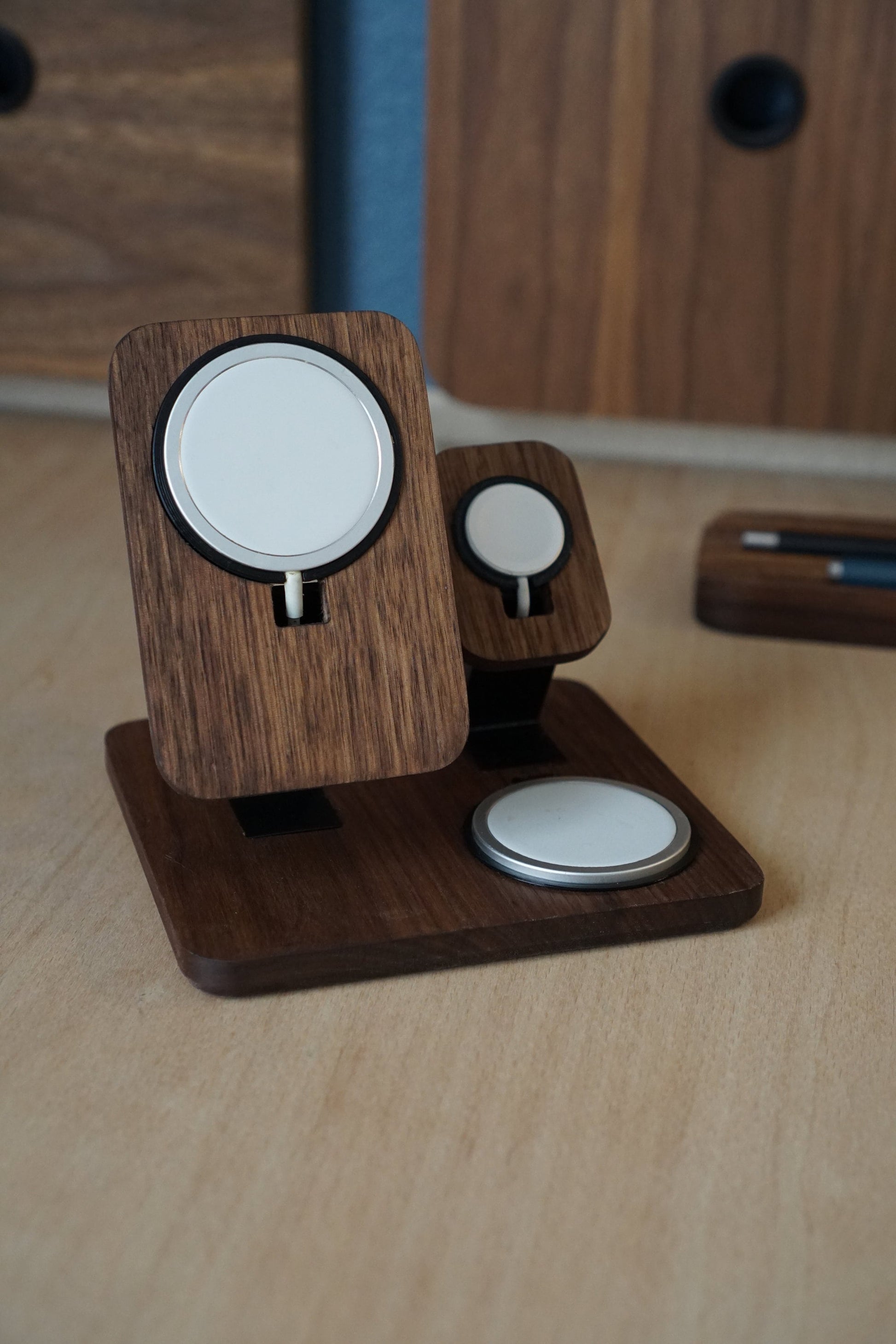 Fractal Duel Charging Station For iPhone - Apple Watch - AirPods 